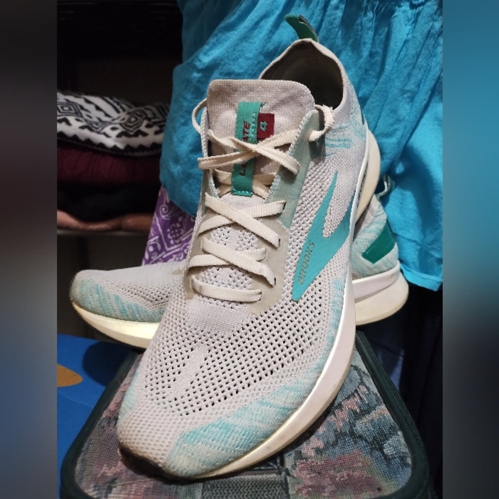 Brooks Women's Levitate 4 - Size 10